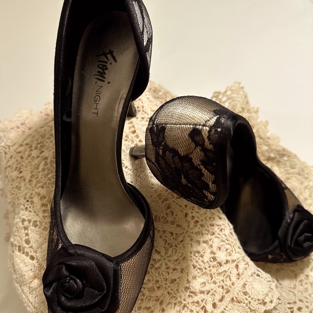Size 7 FIONI Black and Gold Lace High Heels Look Brand New Just Beautiful